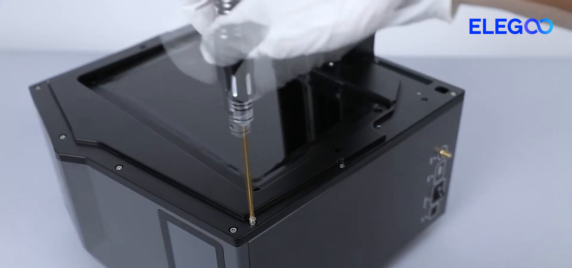 step07_loosen_upper_right_cover_screws_00m55s.png