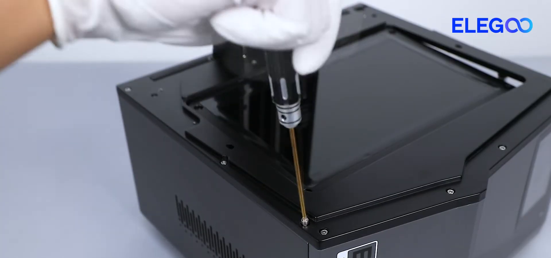 step08_loosen_upper_left_cover_screws_01m07s.png