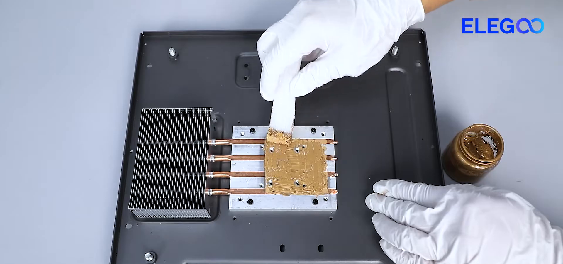 step13_spread_thermal_grease_evenly_02m03s.png