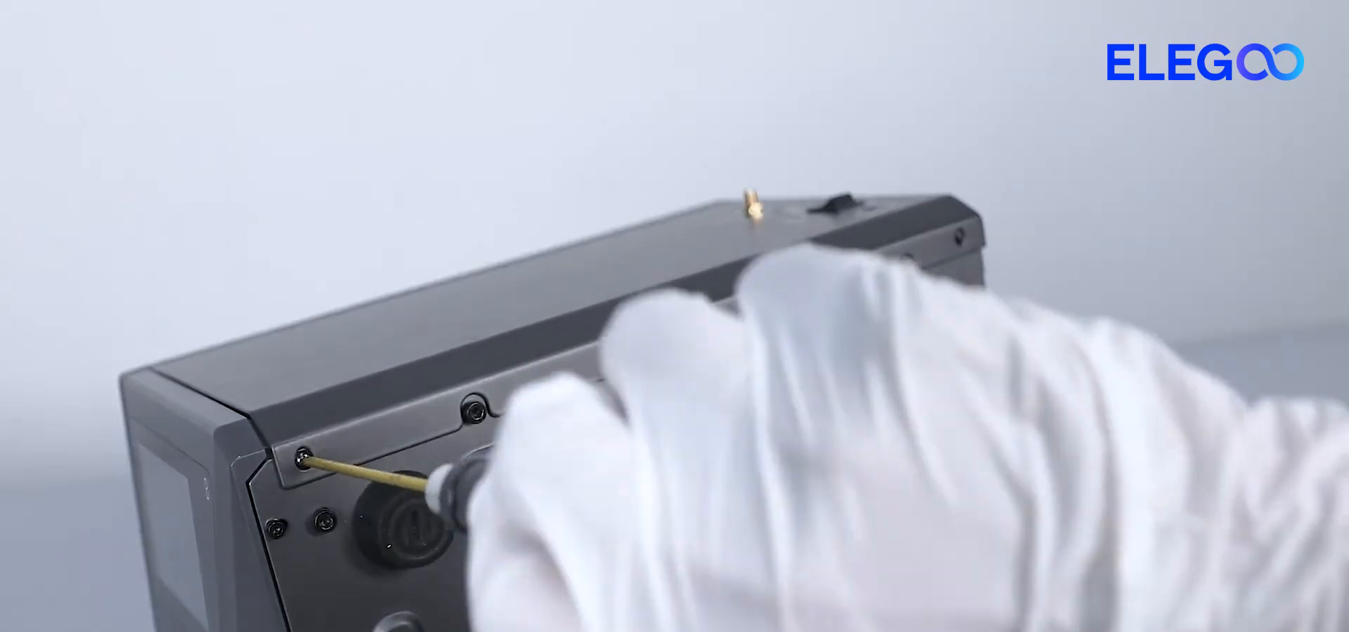 step19_tighten_lower_right_cover_screws_04m07s.png