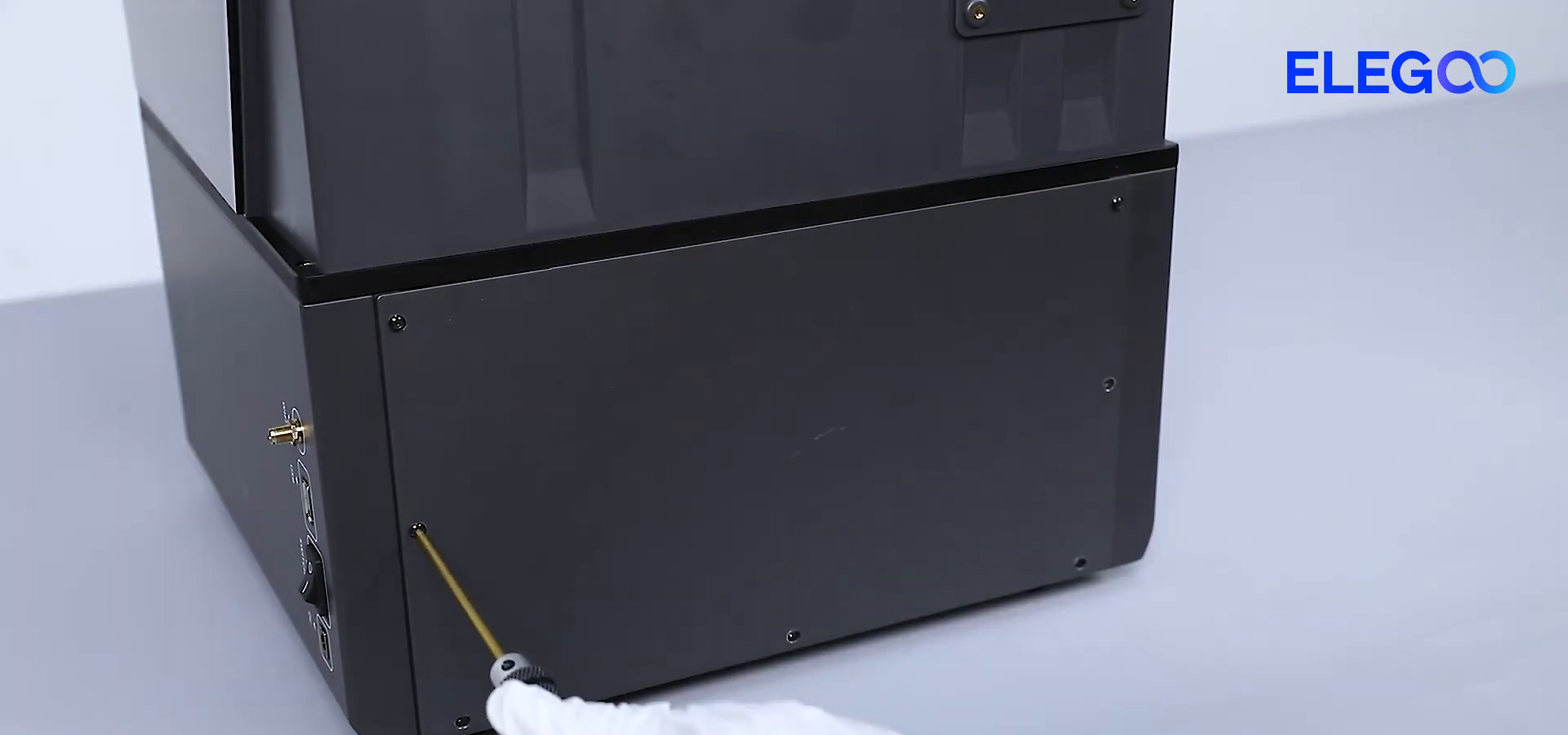 step24_tighten_back_cover_screws_05m09s.png