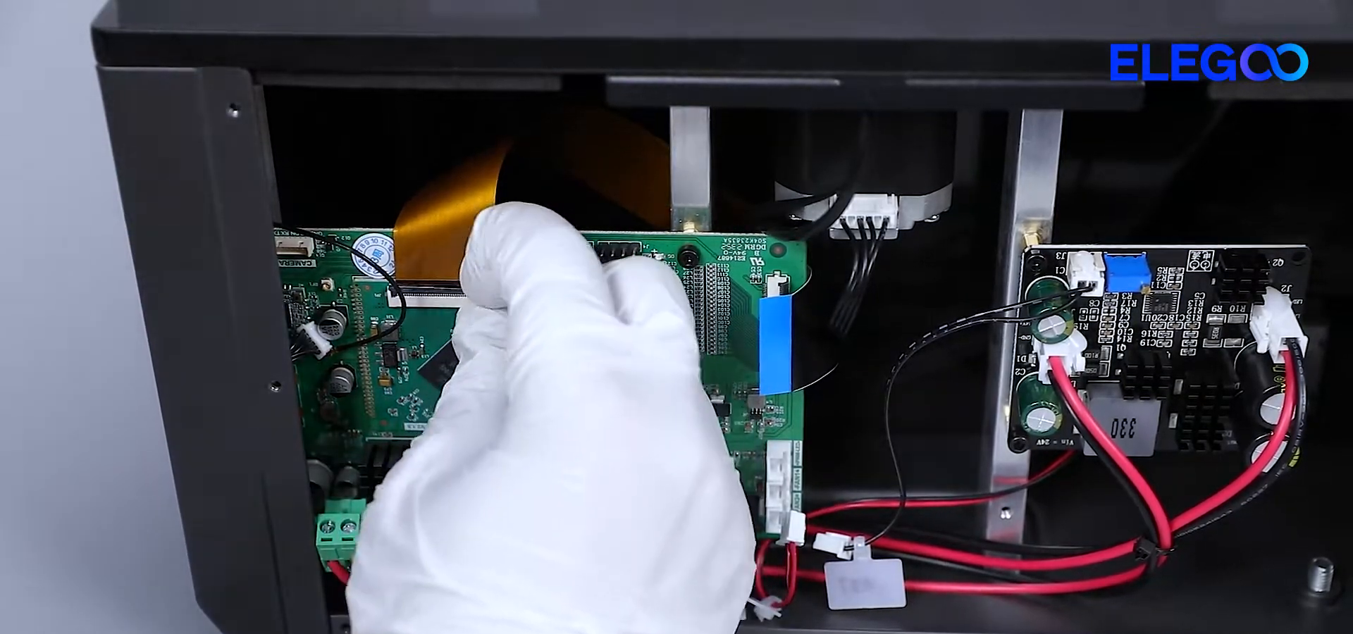 step05_remove_lcd_ribbon_01m40s.png