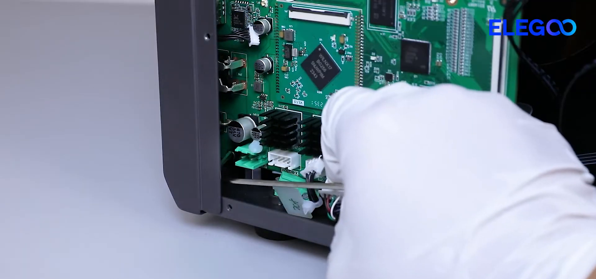 step06_loosen_motherboard_screws_01m52s.png