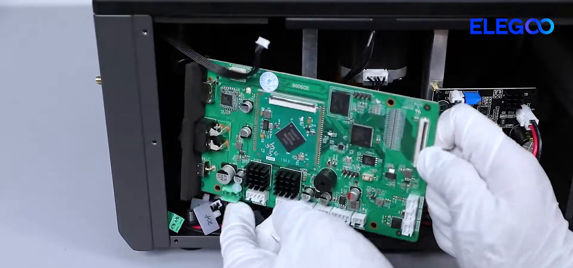 step06_remove_old_motherboard_02m01s.png