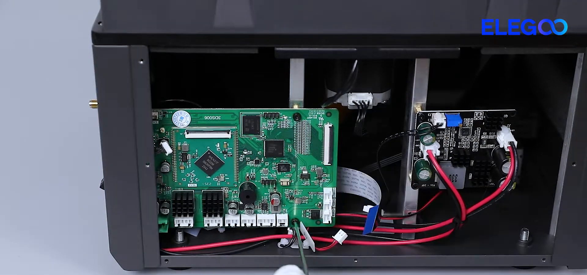 step10_tighten_motherboard_screws_02m54s.png