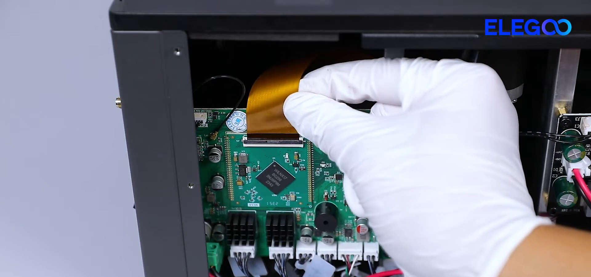 step13_reconnect_lcd_ribbon_04m07s.png