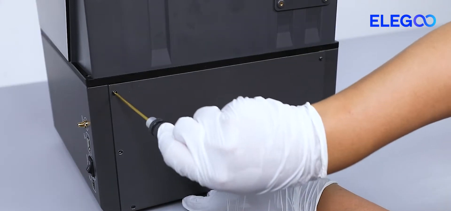 step14_tighten_back_cover_screws_04m34s.png
